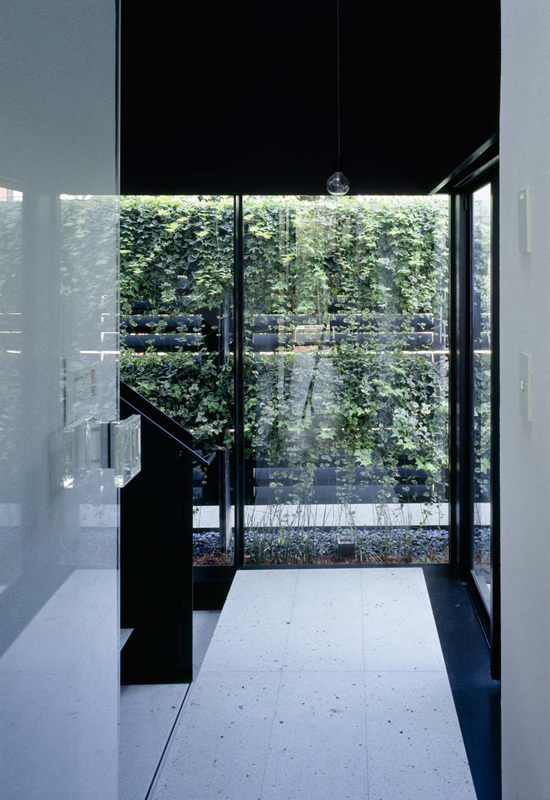 スキマのある家玄関