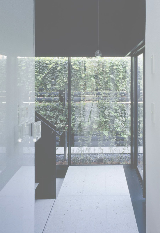 スキマのある家玄関