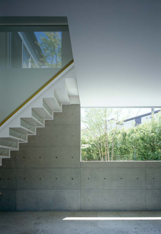 スキマのある家駐車場