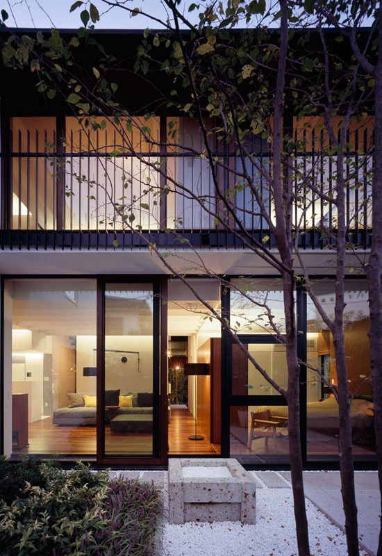 スキマのある家中庭