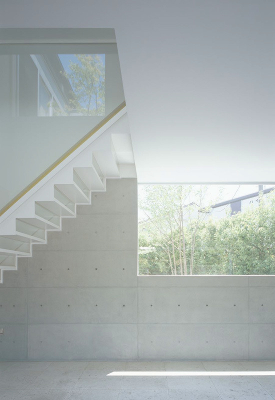 スキマのある家駐車場